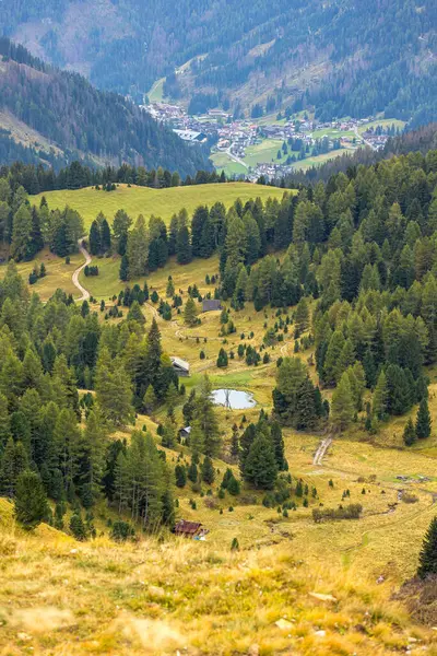 Sella Geçidi 'nden sonbahar manzarası, İtalyan Alpleri, Dolomitler, Güney Tyrol, Trentino, İtalya