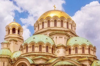 Bulgaristan 'ın başkenti Sofya' nın merkezindeki St. Alexander Nevsky Katedrali renkli gündoğumu bulutlarına karşı