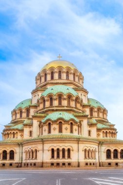 Sofya 'nın merkezindeki St. Alexander Nevsky Katedrali, Bulgaristan' ın başkenti mavi sabah gökyüzüne karşı