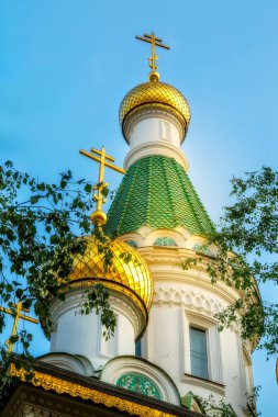 Bulgaristan 'ın Sofya kentindeki Rus Aziz Niklas Kilisesi' nin yakın çekim görüntüsü, altın kubbeler ve yeşil çatılar