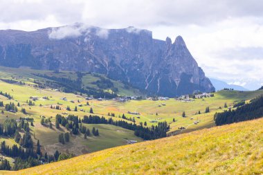Dolomitler Alpe di Siusi, İtalya güzel manzara, dağları ve çayırları olan doğal sonbahar manzarası