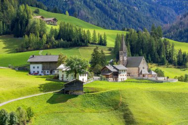 Val di Funes, İtalya yaz manzaralı Santa Magdalena kilisesi, güney Tyrol 'daki cennet gibi Dolomitler manzarası, İtalyan Alpleri