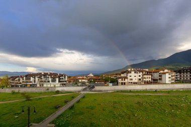 Bansko, Bulgaristan - 15 Mart 2025: Tüm sezon boyunca kentin bahar panoraması ve gökkuşağı