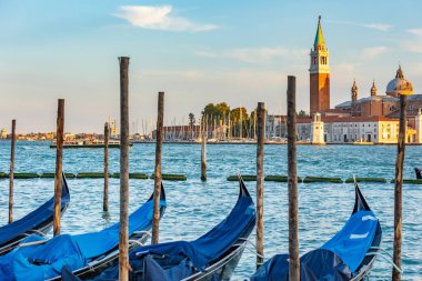 Venedik, İtalya - 30 Eylül 2024: Günbatımında Gondollar ve arka planda San Giorgio Maggiore kilise simgesi