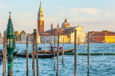 Venedik, İtalya - 30 Eylül 2024: Günbatımında Gondollar ve arka planda San Giorgio Maggiore kilise simgesi