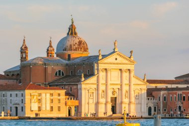 Venedik, İtalya - 30 Eylül 2024: Arka planda San Giorgio Maggiore kilisesinin günbatımı manzarası