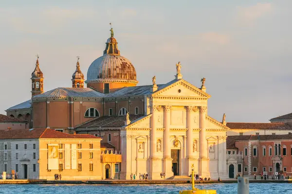 Venedik, İtalya - 30 Eylül 2024: Arka planda San Giorgio Maggiore kilisesinin günbatımı manzarası