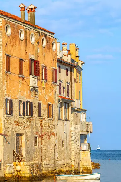 Rovinj, Hırvatistan. Güzel, eski kasaba manzarası, deniz kıyısındaki evler.