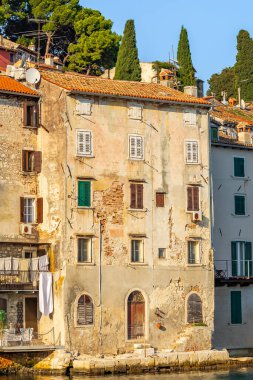 Rovinj, Hırvatistan. Güzel, eski kasaba manzarası, deniz kıyısındaki evler.