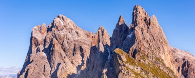 Dolomitler, İtalya bayrağı. Yazın, sonbaharda Odle Dağları 'nda ölüm.