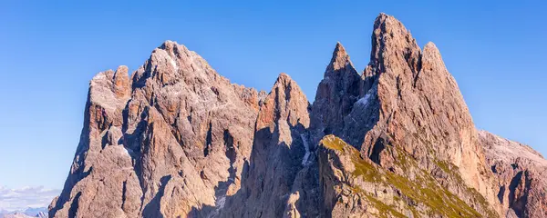 Dolomitler, İtalya bayrağı. Yazın, sonbaharda Odle Dağları 'nda ölüm.
