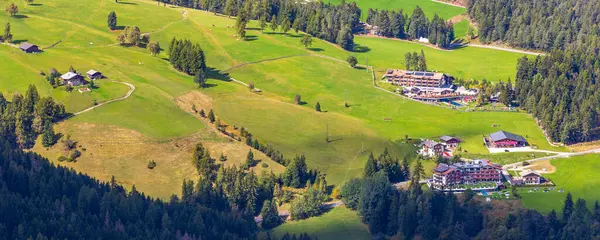 Alpe di Siusi, İtalya hava panoramik pankartı ve sonbaharda Güney Tyrol 'da Dolomite platosunda bulunan Seiser Alm' da ahşap kulübeler.