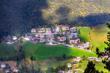 Alpe di Siusi, İtalya hava manzaralı ve sonbaharda Güney Tyrol 'daki Seiser Alm, Dolomite platosunda ahşap kulübeler.