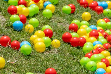Bir sürü renkli top yeşil çimlerde, yaz eğlencesi