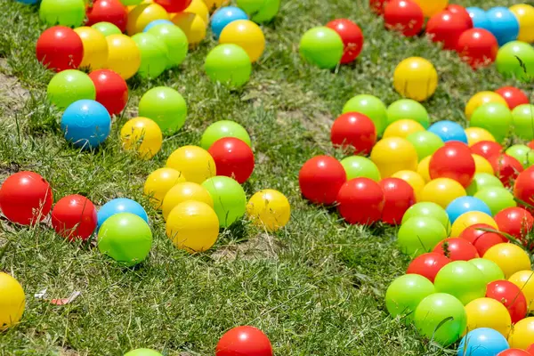 Bir sürü renkli top yeşil çimlerde, yaz eğlencesi