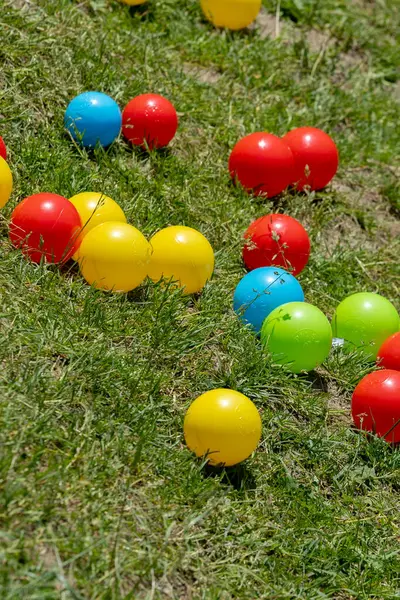 Bir sürü renkli top yeşil çimlerde, yaz eğlencesi