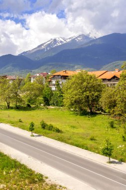 Bansko, Bulgaristan 'ın başkenti Pirin Dağı tepeleriyle tüm sezon boyunca Bulgar panoraması