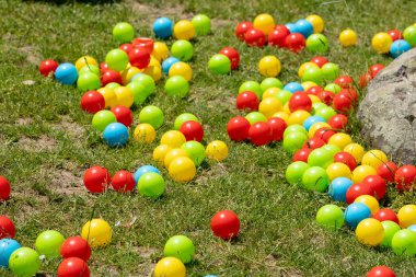 Sofya, Bulgaristan - 08 Haziran 2025: Yeşil çimlerde çok renkli toplar, yaz eğlencesi