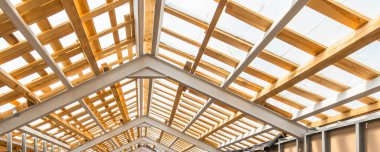 Yüksek yük kapasitesi için katı ahşap kirişleri olan büyük ahşap bir çatı inşa ediliyor.