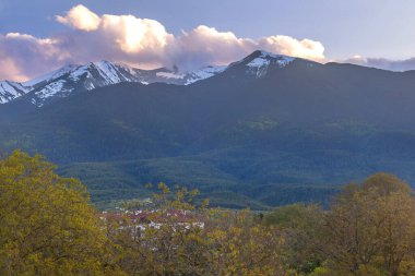 Bansko, Bulgaristan bahar ormanları ve Pirin karlı günbatımı dağ zirveleri, tüm mevsim boyunca Bulgar panoraması