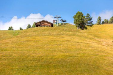 Dolomitler Alpe di Siusi, İtalya güzel manzara, sonbahar manzarası ve sandalye kaldırma
