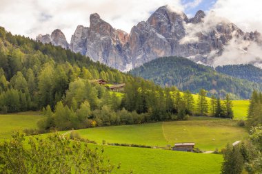 Dolomite Alpleri, İtalya 'daki Geisler veya Odle Dolomites Dağları' nın muhteşem sonbahar manzarası