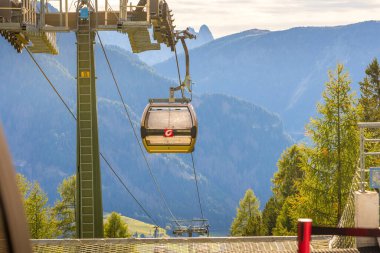 Ortisei, İtalya - 29 Eylül 2024: Sonbaharda Dolomite Alpleri, Val Gardena 'daki Seceda gezisinin bir parçası olan Furnes' e kablo otomobil kabini