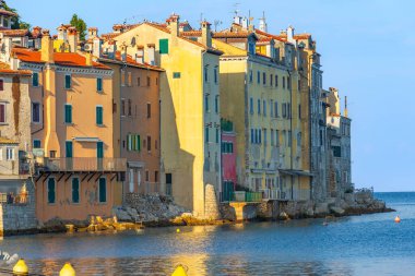 Rovinj, Hırvatistan. Güzel, eski kasaba manzarası, deniz kıyısındaki evler.
