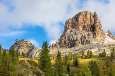 Ra Gusela tepesi, Passo Giau 'daki Averau ve Nuvolau dağının önünde, Cortina d' Ampezzo, Dolomites, İtalya yakınlarındaki yüksek dağlık geçidi.