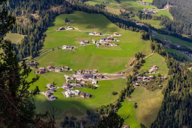 Alpe di Siusi, İtalya hava manzaralı ve sonbaharda Güney Tyrol 'daki Seiser Alm, Dolomite platosunda ahşap kulübeler.