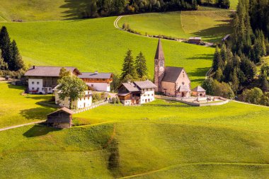 Val di Funes, İtalya sonbahar manzaralı Santa Magdalena kilisesi, güney Tyrol 'deki cennet gibi Dolomitler manzarası, İtalyan Alpleri