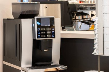 Dokunmatik ekran otel restoranı olan otomatik kahve makinesi sıcak içecekler üretiyor.