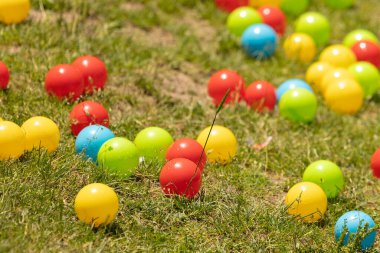 Sofya, Bulgaristan - 08 Haziran 2025: Yeşil çimlerde çok renkli toplar, yaz eğlencesi