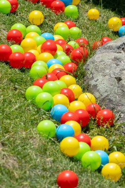 Sofya, Bulgaristan - 08 Haziran 2025: Yeşil çimlerde çok renkli toplar, yaz eğlencesi