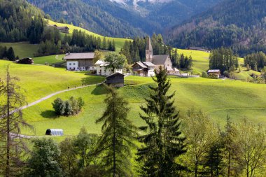 Val di Funes, İtalya yaz manzaralı Santa Magdalena kilisesi, güney Tyrol 'daki cennet gibi Dolomitler manzarası, İtalyan Alpleri