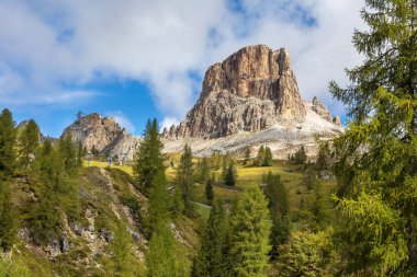 Ra Gusela tepesi, Passo Giau 'daki Averau ve Nuvolau dağının önünde, Cortina d' Ampezzo, Dolomites, İtalya yakınlarındaki yüksek dağlık geçidi.