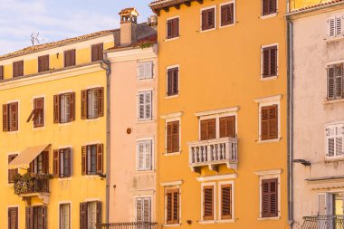 Rovinj, Hırvatistan 'ın tarihi eski kentinde geleneksel binaları olan caddesi