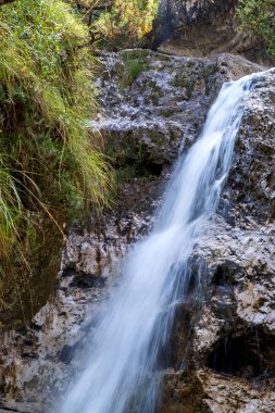 Cadini del Brenton, Dolomitler, İtalya şelalesi ve kireç taşı kayalarında şeffaf ve kristal su havuzları, Dolomiti Bellunesi Ulusal Parkı