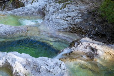 Cadini del Brenton, Dolomitler, İtalya. Kireç taşı kayalarında şeffaf ve kristal su havuzları, Dolomiti Bellunesi Ulusal Parkı.
