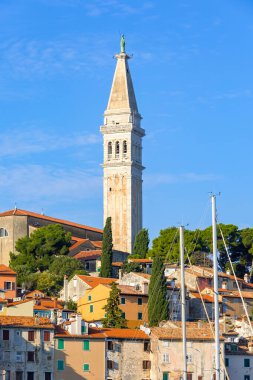 Rovinj, Hırvatistan. Güzel romantik kasaba manzarası, kilise çan kulesi ve evler.