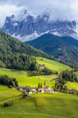 Dolomitler, İtalya. St. Magdalena ya da Santa Maddalena kilisesi, Geisler Odle dağları ve yeşil dağların panoramik manzarası.