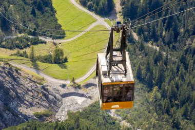 Ortisei, İtalya - 29 Eylül 2024: Val Gardena, Dolomite Alpleri ve sonbaharda havacılık vadisinde bulunan Furnes 'den Seceda' ya kadar yakın plan teleferik sarı kabini