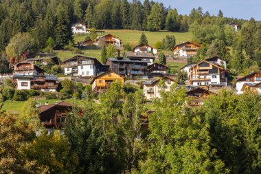 Ortisei kasabasındaki evlerin manzarası. Dolomitler Val Gardena, Güney Tyrol, İtalya