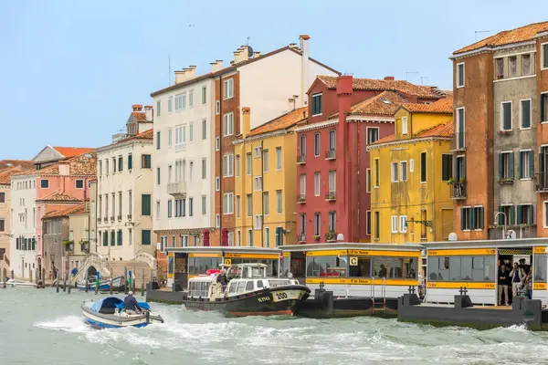 Venedik, İtalya - 1 Ekim 2024: Su taksisi veya otobüs, vaporetto ve arka planda güzel Venedik evleri.