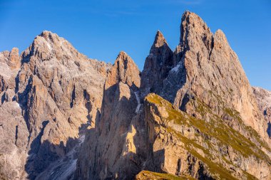 Dolomitler, İtalya panoraması. Yazın, sonbaharda Odle Dağları 'nda ölüm.