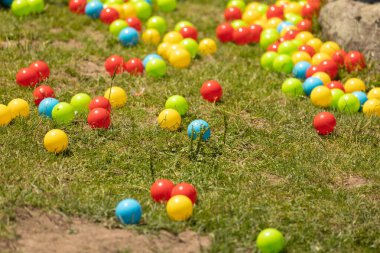 Sofya, Bulgaristan - 08 Haziran 2025: Yeşil çimlerde çok renkli toplar, yaz eğlencesi