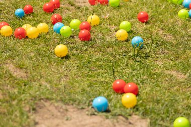 Sofya, Bulgaristan - 08 Haziran 2025: Yeşil çimlerde çok renkli toplar, yaz eğlencesi