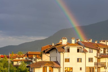Bulgaristan 'ın Bansko kentinde yaz mevsimi boyunca İspanyol panoraması ve gökkuşağı