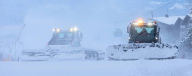 Bansko, Bulgaristan - 21 Ocak 2024: Kar temizleyici kar temizleme pisti makinesi kayak yolu yamacını alp kayağı ve kış tatil beldesi için hazırlıyor