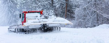 Bansko, Bulgaristan kar temizleyici kar temizleme pisti makinesi kayak yolu yamacını alp kayağı ve kış tatil beldesi için hazırlıyor